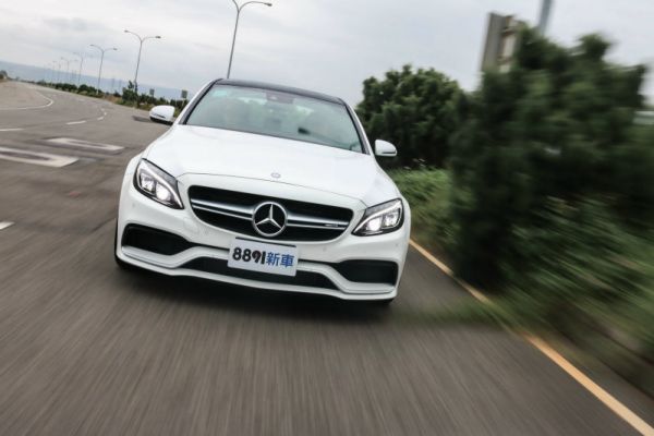 超激測！賓士AMG C63 實戰0～1km加速考驗
