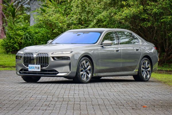 老闆們該換車了！新年式BMW 7系列對決賓士S-Class 2473