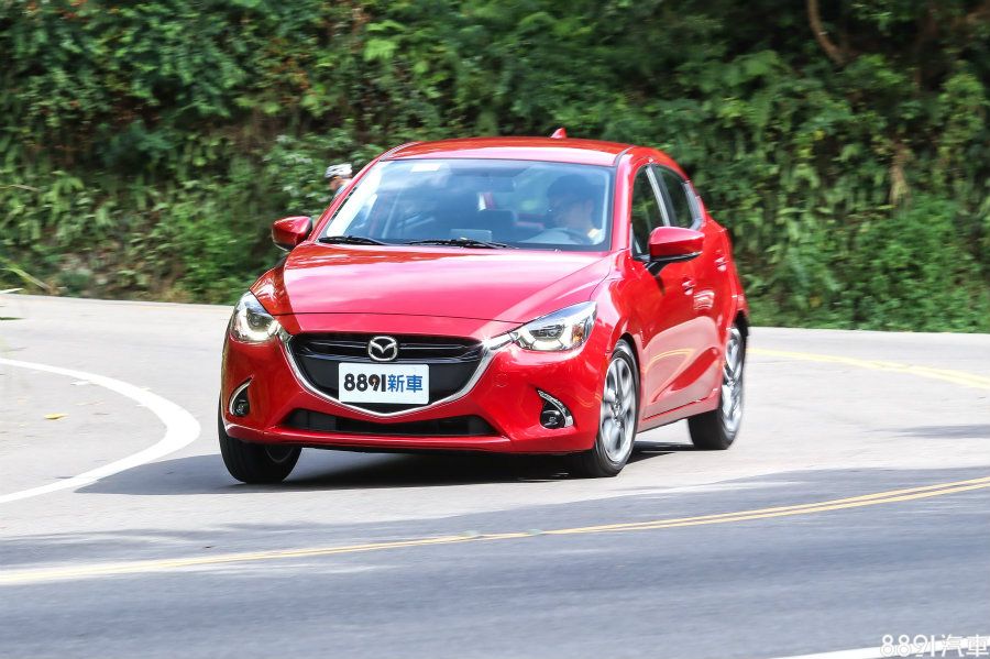  Actualice simultáneamente la textura y la dinámica del automóvil Mazda 2-8891 de 18 años.