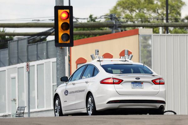 十字路口免停車！Ford車聯網技術計畫讓紅綠燈退休