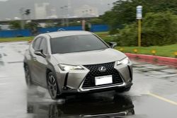 【素人試駕】好開又安全，可值得推薦？Lexus UX 200素人三個月完整長測 1715