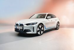 BMW i4內裝高清照來了！巨型螢幕＋全新作業系統很搶戲！ 12773