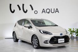 首搭新電池組、單一加減速踏板 大改款豐田Prius C登場 13371