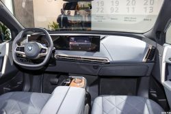 BMW iX雙車型320萬起上市 較預售價漲4萬 14181