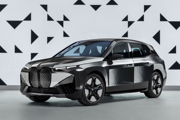 BMW iX Flow一秒變色！黑科技來自台灣