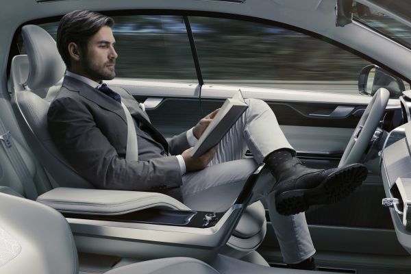 Volvo發表Ride Pilot自駕系統！開車不看路也OK