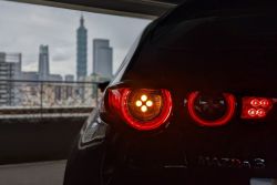 Mazda3 5D旗艦型素人一週試駕-不輕易妥協的日式減法美學  2006