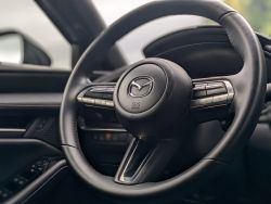 Mazda3 5D旗艦型素人一週試駕-不輕易妥協的日式減法美學  2006