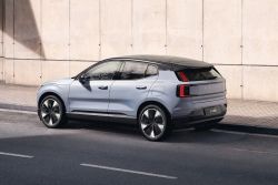 Volvo全新小休旅EX30發表 最大續航力480km、大螢幕取代儀錶 17022