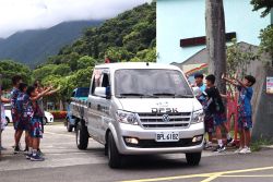 DFSK佈署偏鄉關懷送愛心車隊 助南澳國小籃球隊出國爭冠 17273