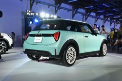 新世代Mini Cooper開價153萬起！預告五門版今年報到 18856