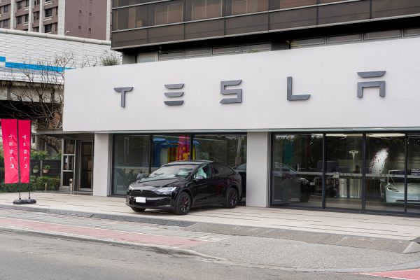 Tesla街邊體驗店開幕 設址桃園文中路