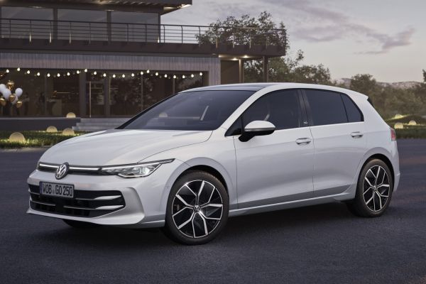 Golf小改款 vs Mazda3德日經典正面交鋒，誰才是最強掀背？