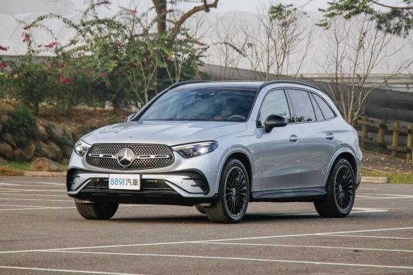 品牌最暢銷的對決！賓士GLC、特斯拉Model Y選誰好？ 2423
