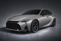Lexus IS三度小改登場！外觀更動感、內裝不再老氣！ 20695
