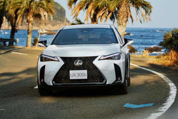 日規Lexus UX300h新年式上市 導入64色氣氛燈 21081